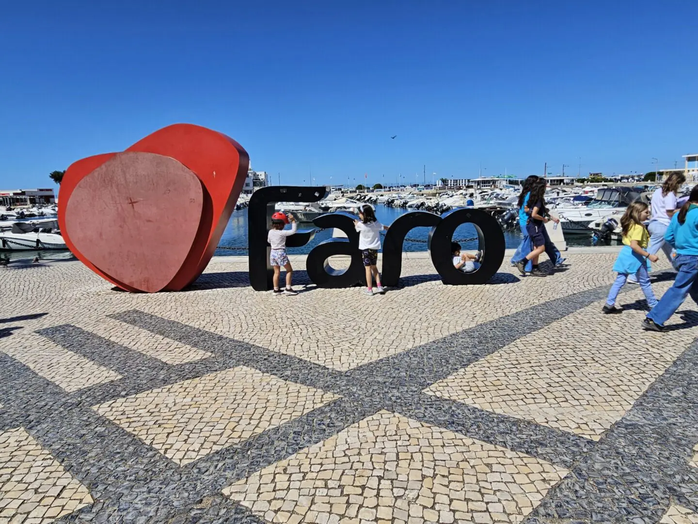 "Faro" sign with red heart and people.